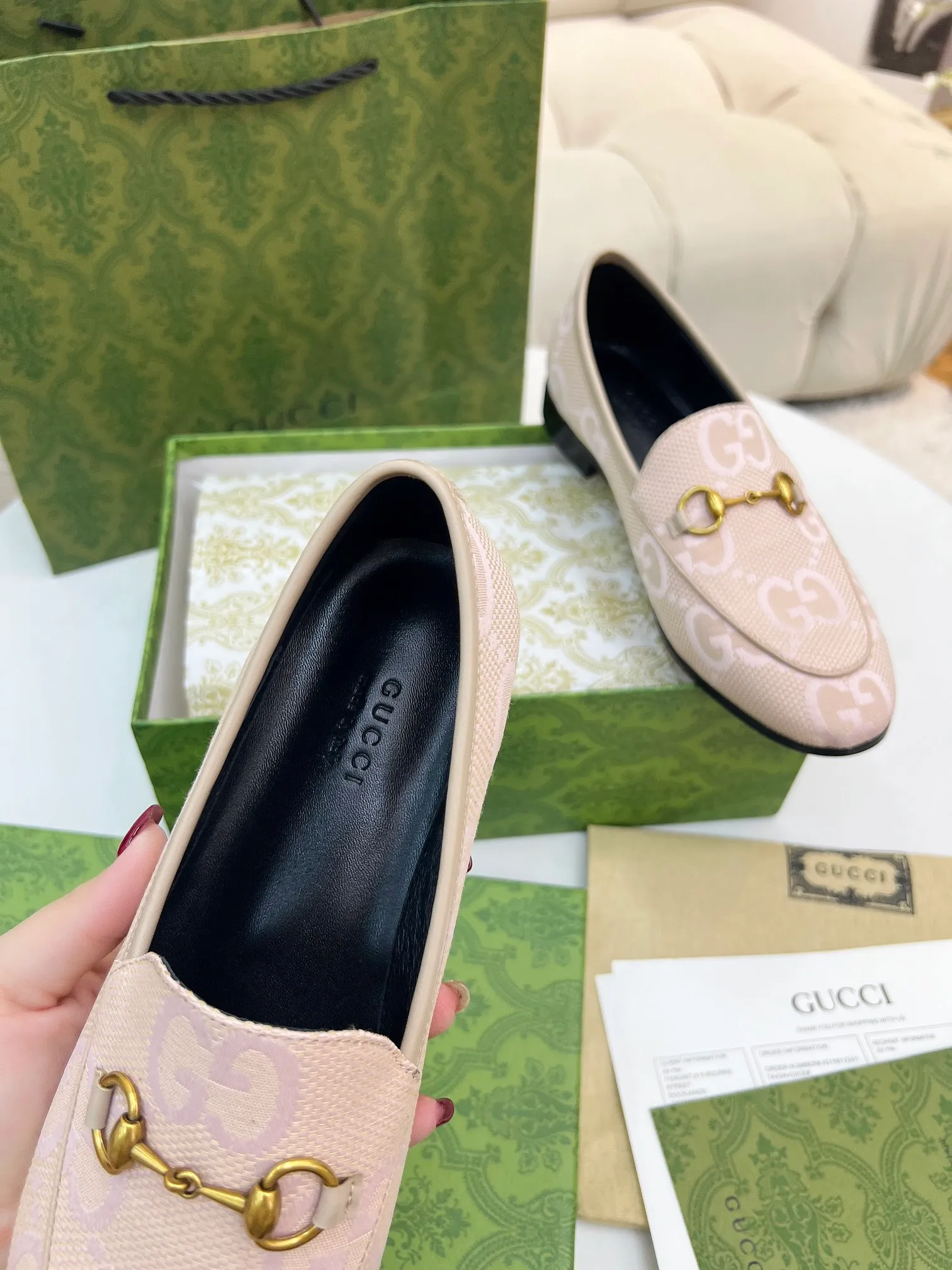 👟👟Ex-factory price 400👟👟 Genuine leather sole +50 Men +20 GUCCI's latest fabric, double G side, electric embroidered large double G, chasing fashion, special matching, worth owning, super comfortable on the feet, generous and decent. Heel height 2Cm. Multiple colors to choose from: sizes 35-42, the picture above is a big seller. Male 38-46